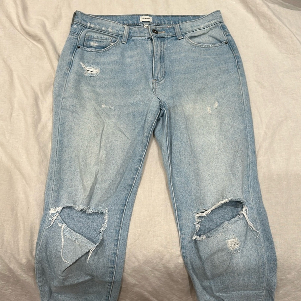 3/$20 Light wash ripped jeans